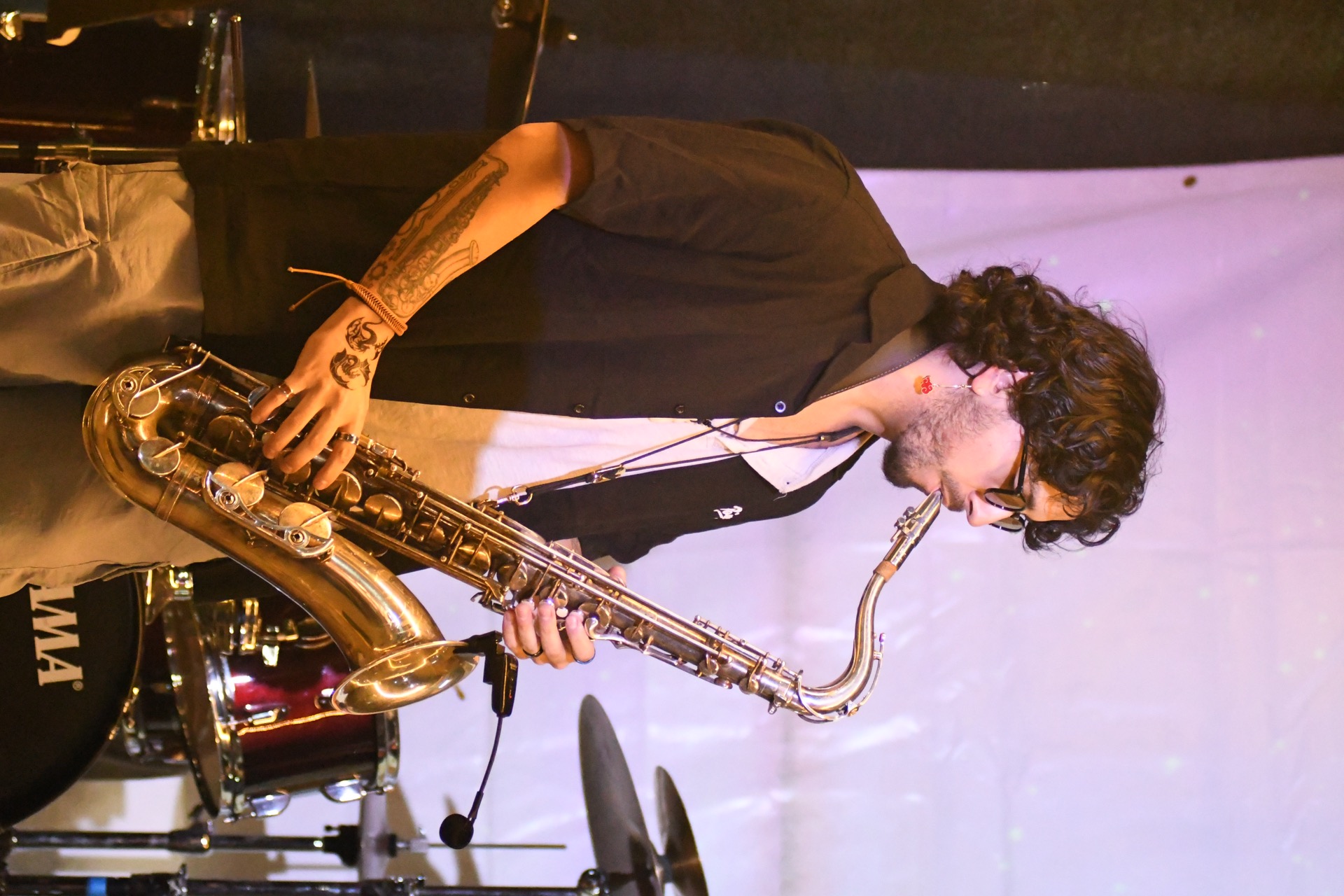 Johnny Richard tocando saxofón