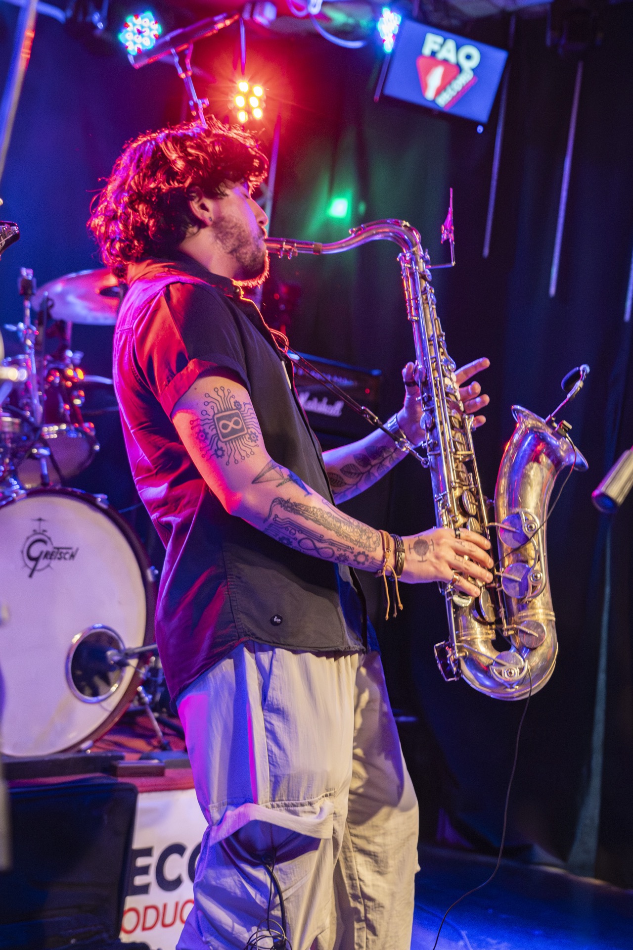 Tocando sax en club con luces