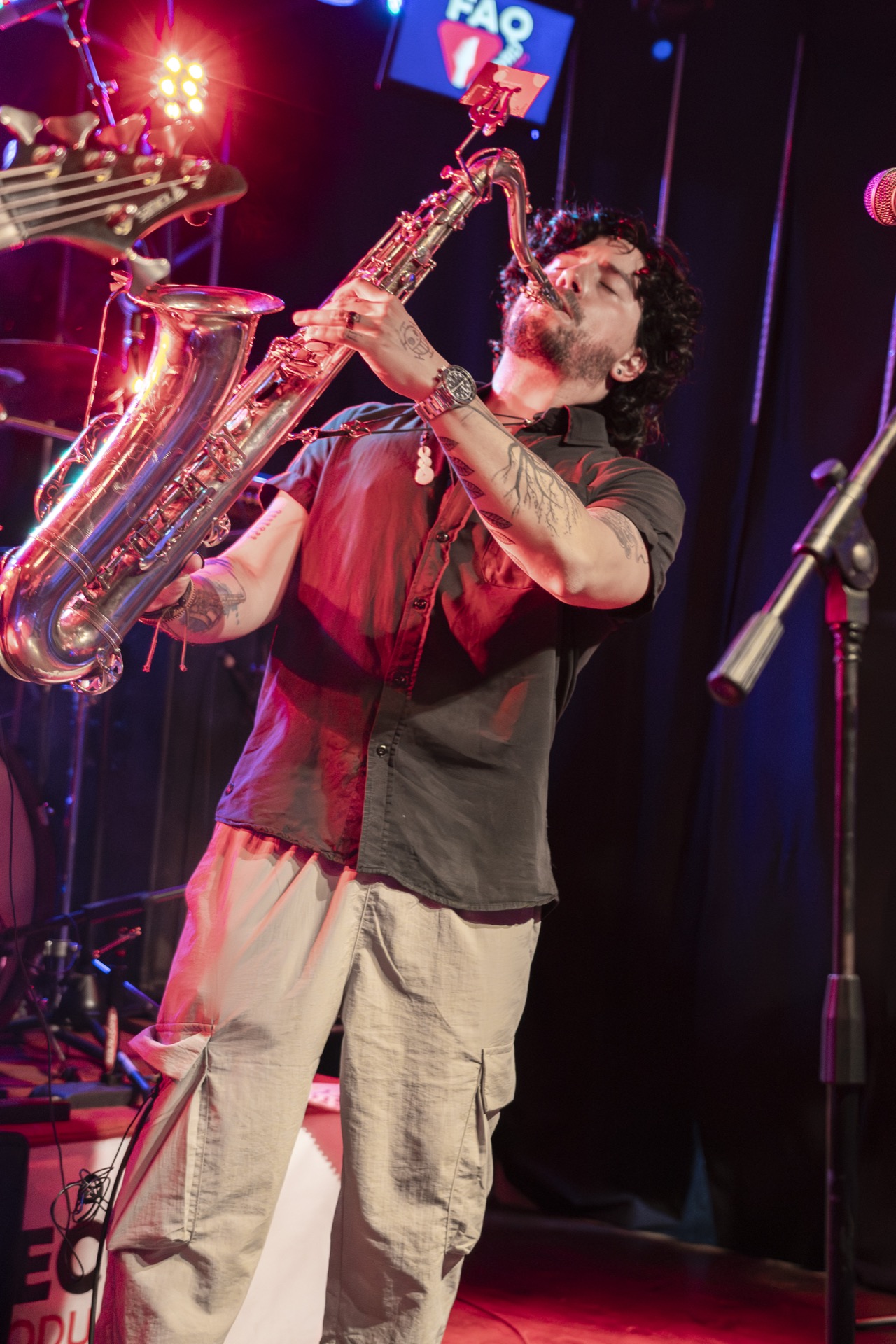 Tocando sax mirando hacia arriba